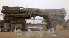 塑石假山大门塑形中
